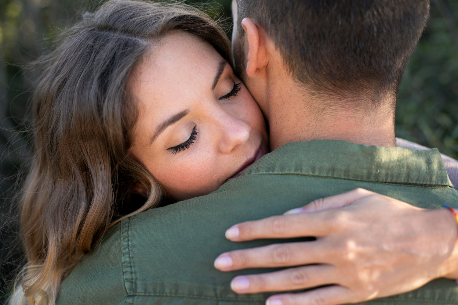 O papel do toque: por que a conexão física importa para além do sexo